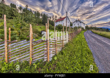 LILLEHAMMER, Norvegia - Agosto 01, 2016: Casa norvegese con tradizionale roundpole recinzione di legno Foto Stock