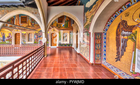 Cipro, PAPHOS- 2 MAGGIO 2016: Arcade nel Monastero di Kykkos con famosi mosaici di marmo intarsiato con oro Foto Stock