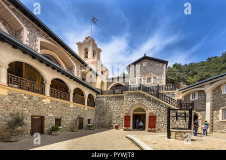 Cipro, PAPHOS- 2 MAGGIO 2016: cortile a raggiungere il famoso Monastero Kykkos nei monti Troodos. Foto Stock