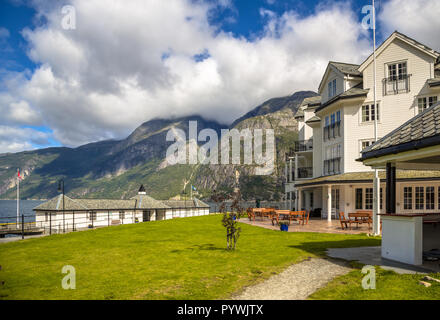 Hotel turistico a Eidfjord village Hordaland provincia Norvegia con sfondo di montagna Foto Stock