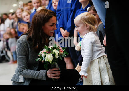 La Duchessa di Cambridge riceve alcuni fiori durante una visita in pullman Core Essex a Basildon. Foto Stock