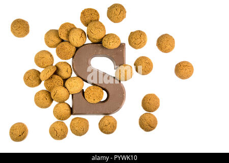 Manciata di Pepernoten cookie o dadi di zenzero con lettera del cioccolato come Sinterklaas decorazione su sfondo bianco per l'olandese sinterklaasfeest holiday ev Foto Stock