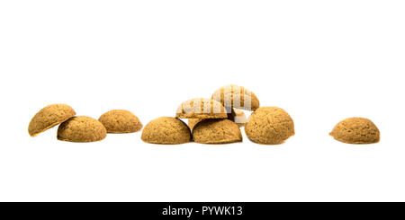 Fila di Pepernoten cookies come Sinterklaas decorazione su sfondo bianco per l'olandese sinterklaasfeest evento di festa il 5 dicembre Foto Stock