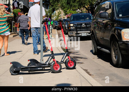 Razor scooter elettrici disponibili per affitto nel centro cittadino di San Antonio, Texas, Stati Uniti d'America. Foto Stock