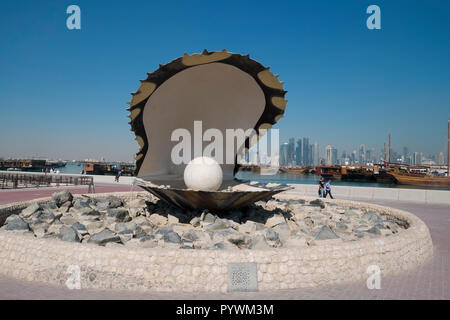 Funky perla gigante clam scultura a Doha, in Qatar Foto Stock