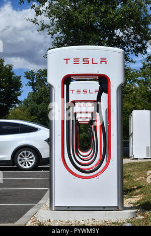 2018/08/10. Tesla parcheggiata in uno spazio di carica su una autostrada A6 area riposo.Caption locale *** Foto Stock