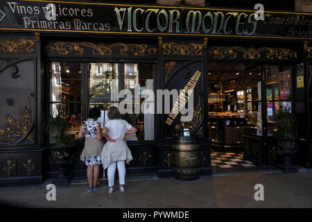 Città di Bilbao Paesi Baschi Victor Montes bar e ristorante tra i colonnati di Plaza Nueva, nella Città Vecchia Foto Stock