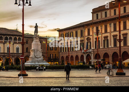 Forlì, Italia - 26 ottobre 2018: persone che camminano in Piazza Saffi sotto il tramonto in inverno Foto Stock