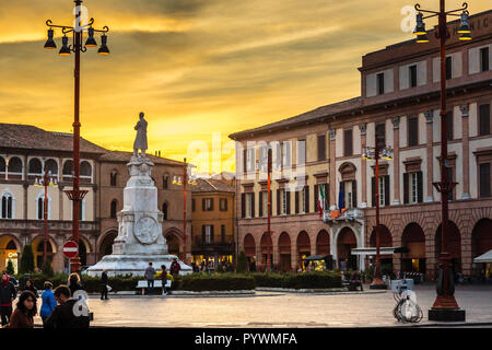 Forlì, Italia - 26 ottobre 2018: persone che camminano in Piazza Saffi sotto il tramonto in inverno Foto Stock