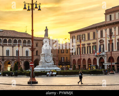 Forlì, Italia - 26 ottobre 2018: persone che camminano in Piazza Saffi sotto il tramonto in inverno Foto Stock