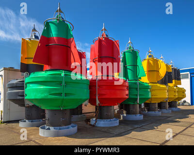 Colorate boe nautiche in una zona di stoccaggio. Richiesta per mantenere la spedizione le rotte del traffico in mare ai fini di esportazione Foto Stock