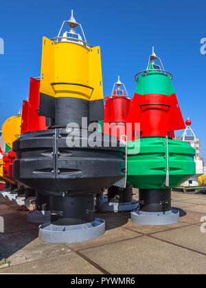 Boe nautiche in una zona di stoccaggio. Richiesta per mantenere la spedizione le rotte del traffico in mare ai fini di esportazione Foto Stock