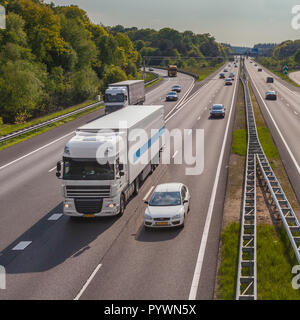 Il traffico di Freeway visto da sopra. Una delle autostrade Bussiest nei Paesi Bassi Foto Stock