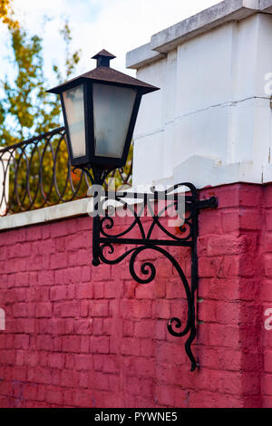 Lanterna sulla parete del Cremlino Kolomna,Kolomna, Regione di Mosca. Bella e antica ensemble del Cremlino Kolomna con le chiese in una giornata autunnale. Foto Stock