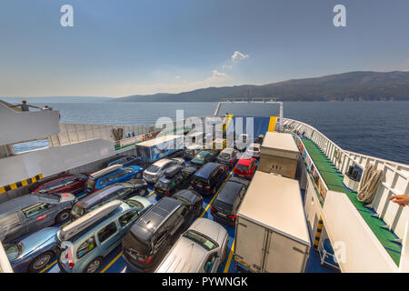 Isola di Cres, Croazia - 7 agosto: l'Porosina Brestova traghetto impiega i passeggeri attraverso il mare Adriatico il 7 agosto 2015. Da Isola di Cres al dovu Foto Stock