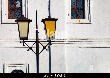 Via la luce, Kolomna Cremlino,Kolomna, Regione di Mosca. Bella e antica ensemble del Cremlino Kolomna con le chiese in una giornata autunnale. Foto Stock
