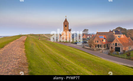 Il borgo medievale di Wierum sulla diga al Waddensea, Friesland, Paesi Bassi Foto Stock