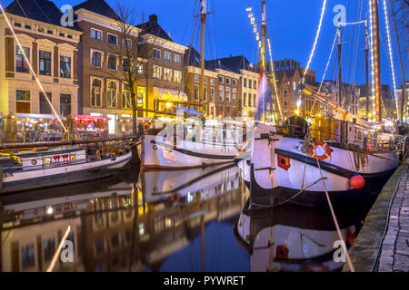 Poppe storico di navi a vela presso il river quay sull'annuale festival Winterwelvaart intorno a Natale. Per rivivere i vecchi tempi nella parte storica di Foto Stock