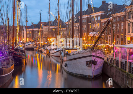 Storico delle navi a vela presso il river quay sull'annuale festival Winterwelvaart intorno a Natale. Per rivivere i vecchi tempi nella parte storica di Groningen Foto Stock