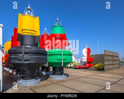 Boe nautiche in una zona di stoccaggio per mantenere la spedizione le rotte del traffico in mare ai fini di esportazione Foto Stock