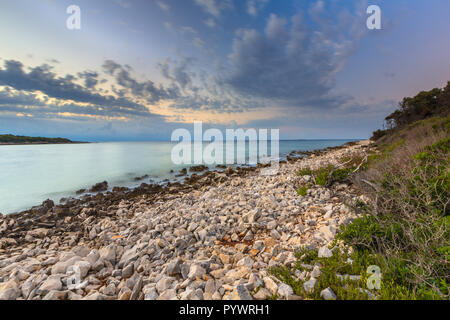 Alba sulla costa rocciosa sull isola di Cherso nel Mare Adriatico, Croazia, Europa Foto Stock