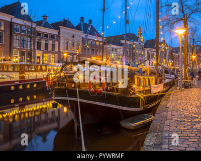 La poppa della storica nave a vela presso il river quay sull'annuale festival Winterwelvaart intorno a Natale. Per rivivere i vecchi tempi nella parte storica di Gr Foto Stock