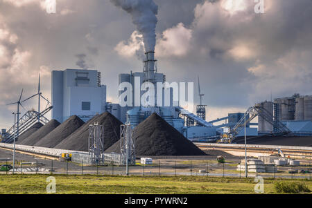 Pesanti industriali del carbone energia elettrica impianto con tubi di fumo e in bianco e nero Foto Stock