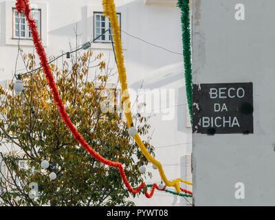 Lisbona, Portogallo - Ott 24, 2018: edifici imbiancati e coriandoli nel tradizionale quartiere di Alfama a Lisbona, Portogallo Foto Stock