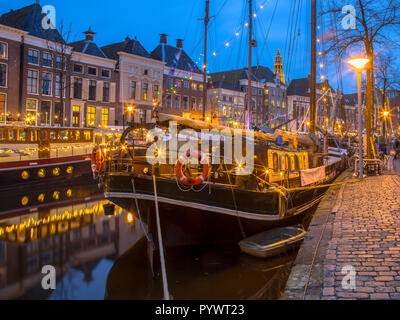 La poppa della storica nave a vela presso il river quay sull'annuale festival Winterwelvaart intorno a Natale. Per rivivere i vecchi tempi nella parte storica di Gr Foto Stock