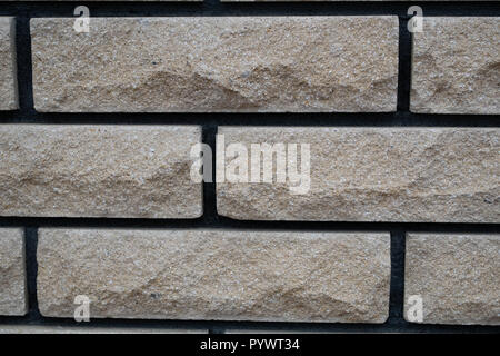 Close up muro fatto di accurate bianco mattoni di pietra di piastrelle di calcestruzzo giunti nero cuciture. sfondo astratto Foto Stock