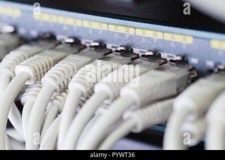 Fast Ethnernet Gigabit switch di rete nei data center Foto Stock