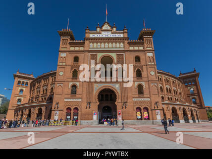 Madrid, Spagna - con una capacità di posti a sedere di 23,798, Las Ventas è uno dei più grandi arene, durante le corride nel mondo. Qui in particolare una vista della facciata Foto Stock