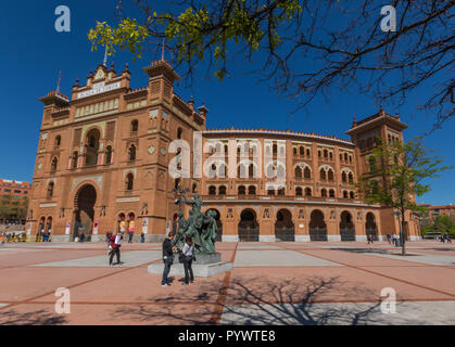 Madrid, Spagna - con una capacità di posti a sedere di 23,798, Las Ventas è uno dei più grandi arene, durante le corride nel mondo. Qui in particolare una vista della facciata Foto Stock