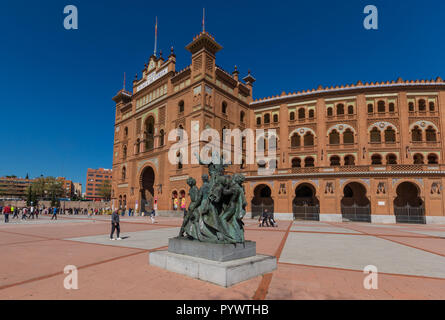 Madrid, Spagna - con una capacità di posti a sedere di 23,798, Las Ventas è uno dei più grandi arene, durante le corride nel mondo. Qui in particolare una vista della facciata Foto Stock