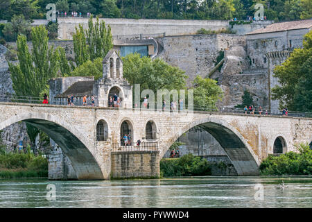 I turisti in estate la visita al Pont Saint-Bénézet / Pont d'Avignon sul Rodano, Avignon Vaucluse, Provence-Alpes-Côte d'Azur, in Francia Foto Stock