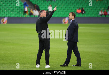 Inghilterra allenatore Steve Holland (sinistra) con Inghilterra FA direttore di sviluppo elite Dan Ashworth prima delle Nazioni League a Benito Villamarin Stadium, Siviglia. Foto Stock