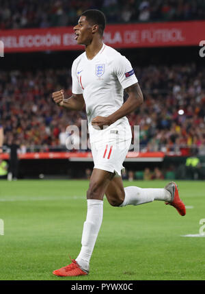 L'Inghilterra del Marcus Rashford punteggio celebra il suo lato il secondo obiettivo del gioco durante le Nazioni League a Benito Villamarin Stadium, Siviglia. Foto Stock