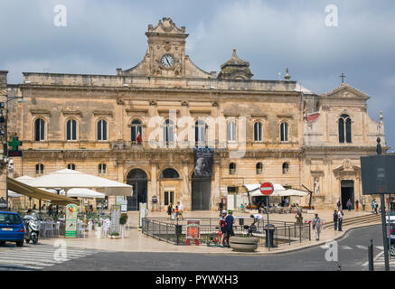 La città di Ostuni piazza principale. Foto Stock
