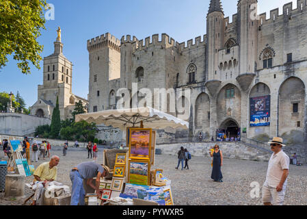 Gli artisti che vendono quadri di fronte al Palais des Papes / Palazzo dei Papi della Città Avignon Vaucluse, Provence-Alpes-Côte d'Azur, in Francia Foto Stock