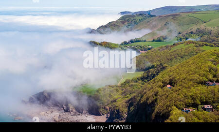 Woody baia vicino a Lynton, North Devon Coast, Parco Nazionale di Exmoor, Inghilterra Foto Stock