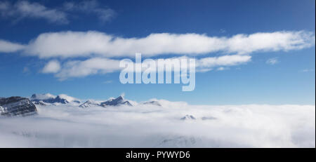 Vista panoramica sulle montagne di luce del sole sotto le nuvole a Nizza il giorno sun. Montagne del Caucaso in inverno, Georgia, regione Gudauri. Punto di vista sulla vetta del monte Kudebi. Foto Stock