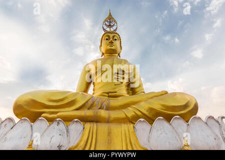 Statua del Buddha seduto in posizione del loto sulla cima della montagna , Vista dal basso, Krabi tiger tempio nella grotta, Thailandia Foto Stock