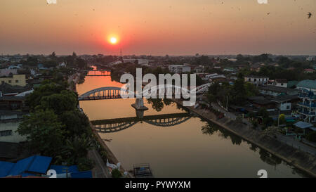 Riprese aeree del tramonto su un moderno ponte che attraversa il fiume Wang nella città di Lampang, a nord della Thailandia . Foto Stock