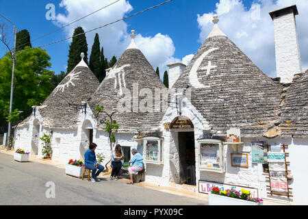 Strett scena in Alberobello, Italia Foto Stock