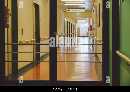 Ottobre 2018. Germania Helios Klinikum Krefeld. Interno all'interno dell'ospedale. Spaziosi corridoi deserti della stazione, il pavimento del nuovo ospedale, Tedesco Europea Foto Stock