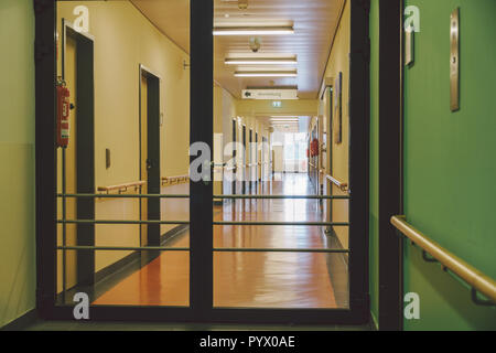 Ottobre 2018. Germania Helios Klinikum Krefeld. Interno all'interno dell'ospedale. Spaziosi corridoi deserti della stazione, il pavimento del nuovo ospedale, Tedesco Europea Foto Stock