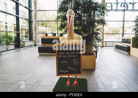 Ottobre 2018. Germania Helios Klinikum Krefeld. Interno all'interno dell'ospedale. Spaziosi corridoi deserti della stazione, il pavimento del nuovo ospedale, Tedesco Europea Foto Stock