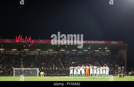 AFC Bournemouth e Norwich City giocatori di osservare un minuto di silenzio per le vittime del Leicester Elicottero incidente, che comprendeva il presidente di Leicester, Vichai Srivaddhanaprabha, prima della Coppa Carabao, quarto round in abbinamento alla vitalità Stadium, Bournemouth. Foto Stock