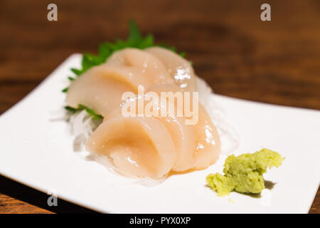 Cappasanta cruda sashimi o hotate sashimi serviti con wasabi sul piatto, Giapponese famoso deliziosi piatti di pesce crudo pasto. Cibo asiatico, Giappone tradizionale menu Foto Stock