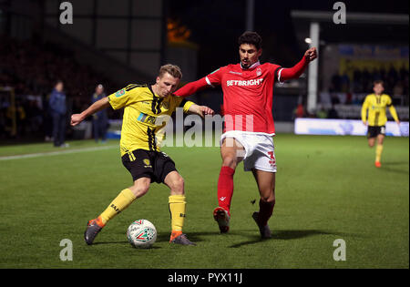 Il Nottingham Forest di Gil Dias (destra) e Burton Albion di Jamie Allen battaglia per la sfera durante il Carabao Cup, quarto round in abbinamento alla Pirelli Stadium, Burton. Foto Stock